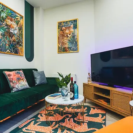 Spacious Luxury Apartment In Stevenage, Sleeps 6, With Free Parking, And Free Wi-Fi Exterior photo