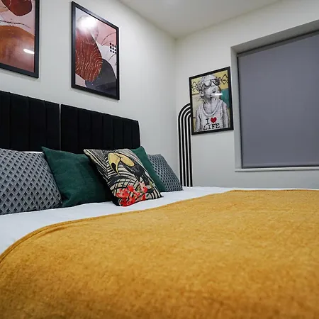 Spacious Luxury Apartment In Stevenage, Sleeps 6, With Free Parking, And Free Wi-Fi Room photo