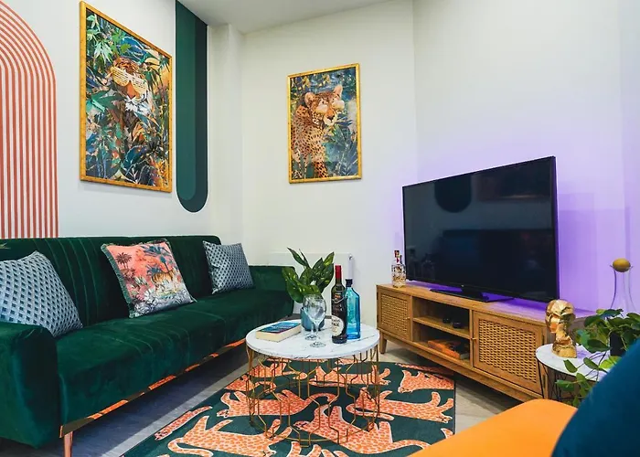 Spacious Luxury Apartment In Stevenage, Sleeps 6, With Free Parking, And Free Wi-Fi