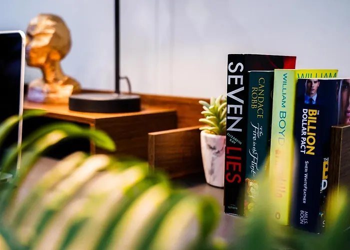 Spacious Luxury Apartment In Stevenage, Sleeps 6, With Free Parking, And Free Wi-Fi