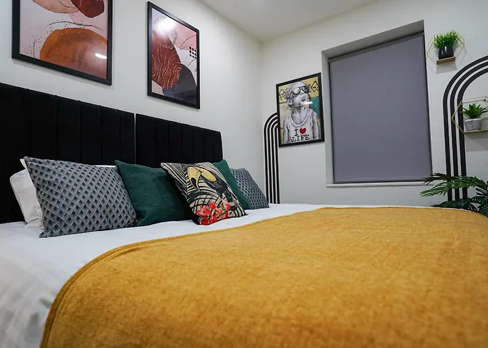 Spacious Luxury Apartment In Stevenage, Sleeps 6, With Free Parking, And Free Wi-Fi