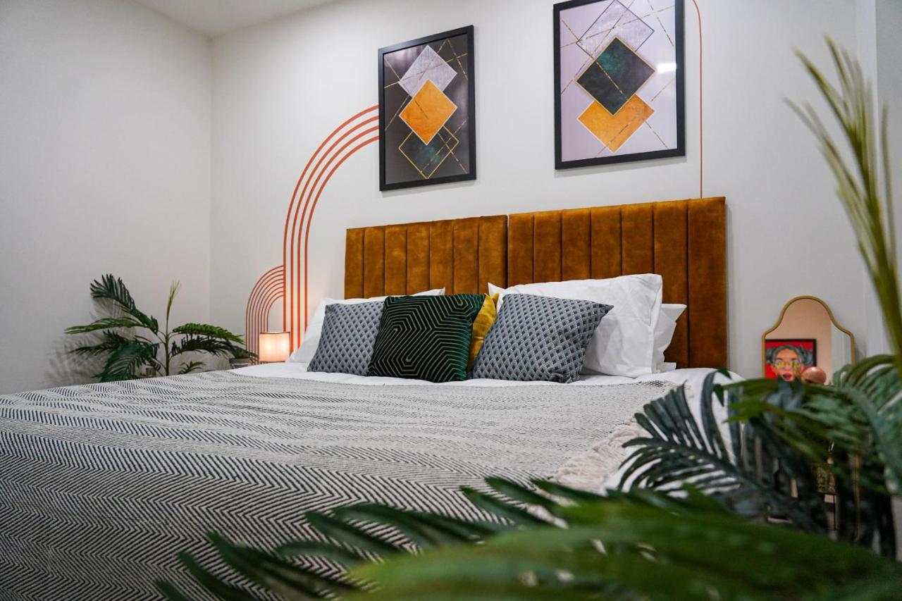 Spacious Luxury In Stevenage, Sleeps 6, With Free Parking, And Free Wi-fi