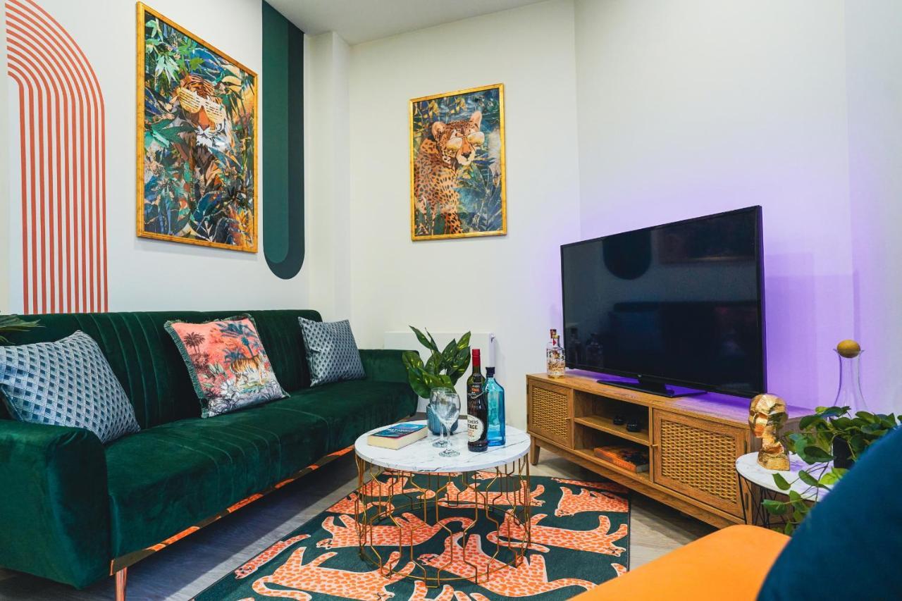Spacious Luxury In Stevenage, Sleeps 6, With Free Parking, And Free Wi-fi Apartment *