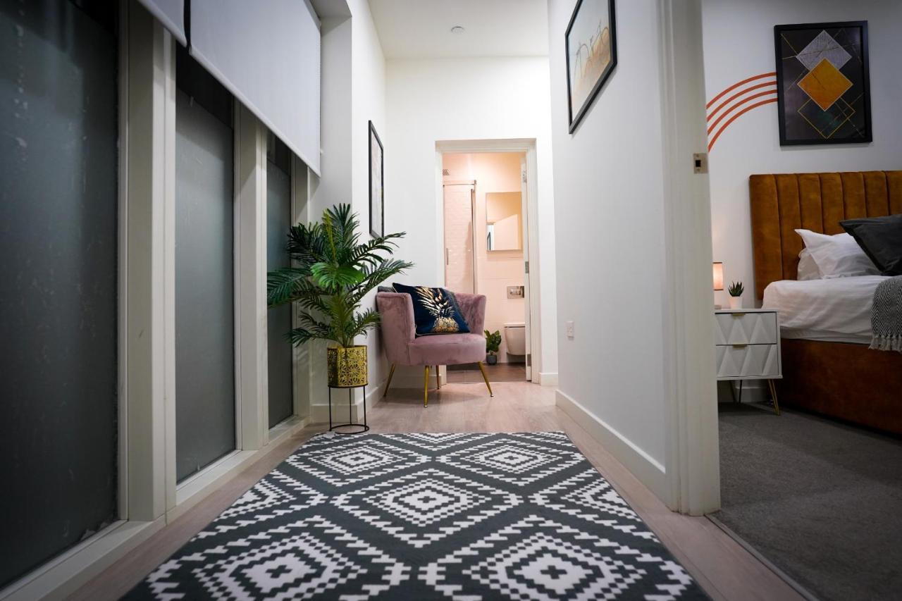 Apartment Spacious Luxury In Stevenage, Sleeps 6, With Free Parking, And Free Wi-fi