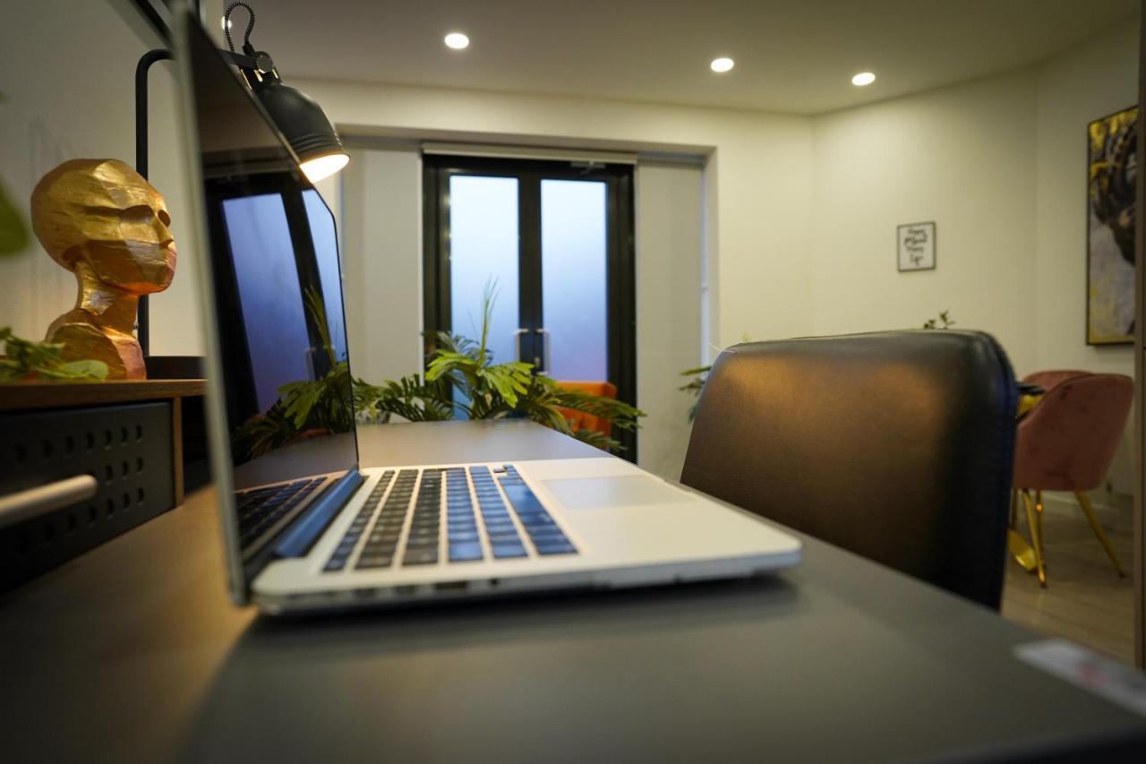 Apartment Spacious Luxury In Stevenage, Sleeps 6, With Free Parking, And Free Wi-fi *